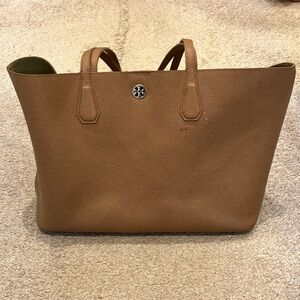 Tan Tory Burch Bag
Used. A few stains as seen in photos.